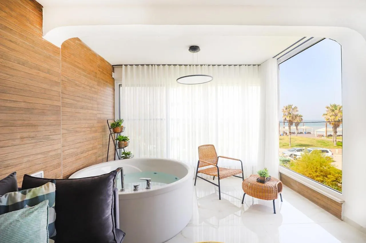 צימר על הים גקוזי ואירוח איכותי Oceanfront Beach House W Jacuzzi Хайфа