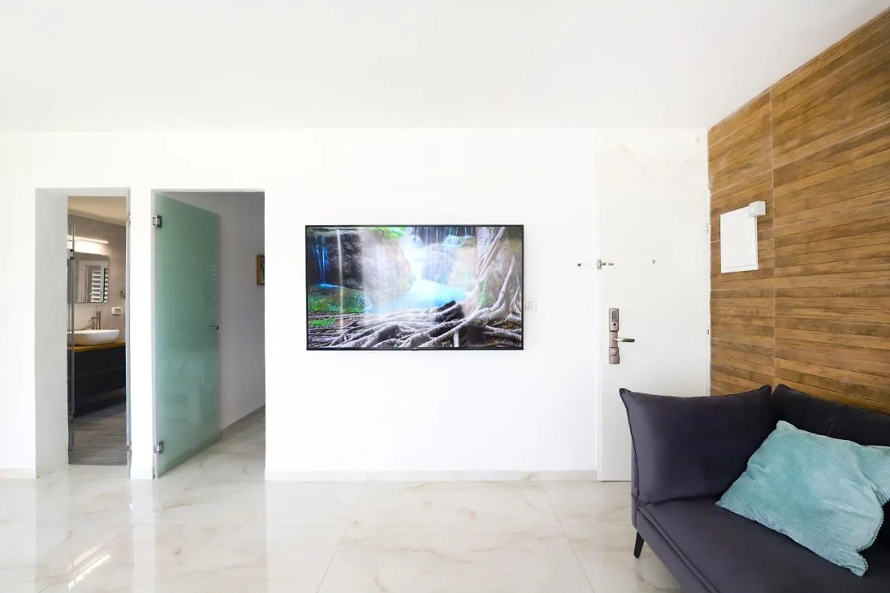 צימר על הים גקוזי ואירוח איכותי Oceanfront Beach House W Jacuzzi Хайфа