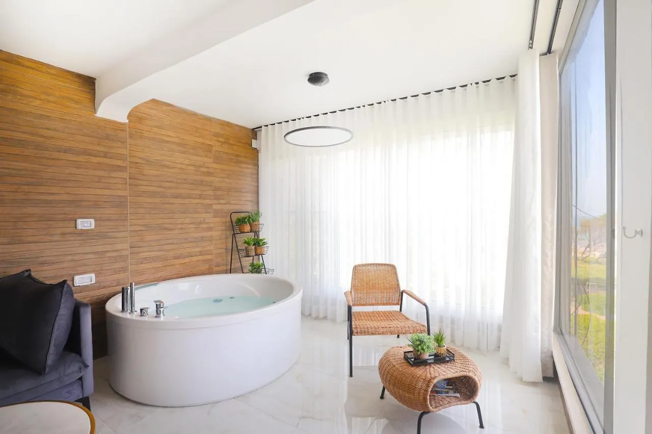 צימר על הים גקוזי ואירוח איכותי Oceanfront Beach House W Jacuzzi Хайфа