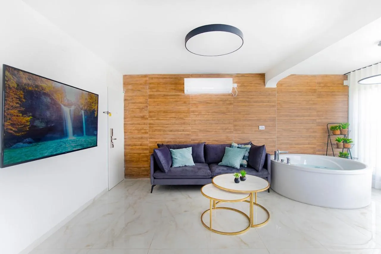 צימר על הים גקוזי ואירוח איכותי Oceanfront Beach House W Jacuzzi Хайфа 0*,  Израиль