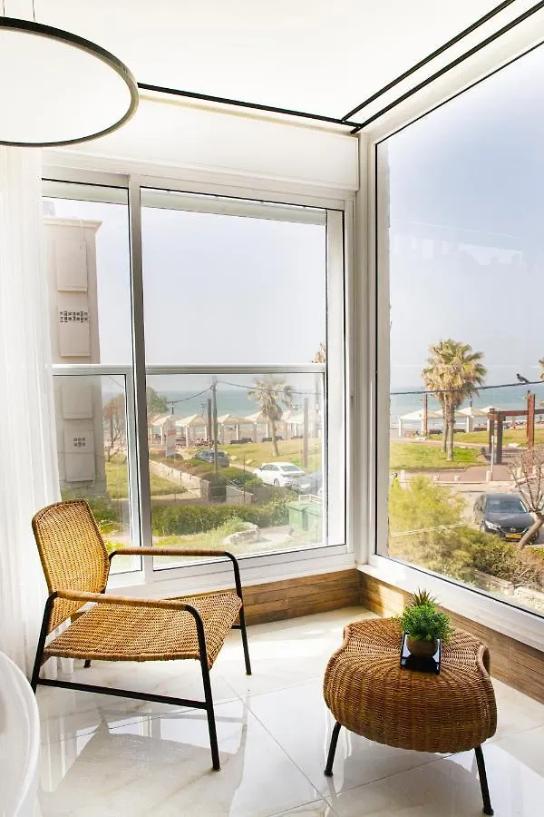 Апартаменты צימר על הים גקוזי ואירוח איכותי Oceanfront Beach House W Jacuzzi Хайфа