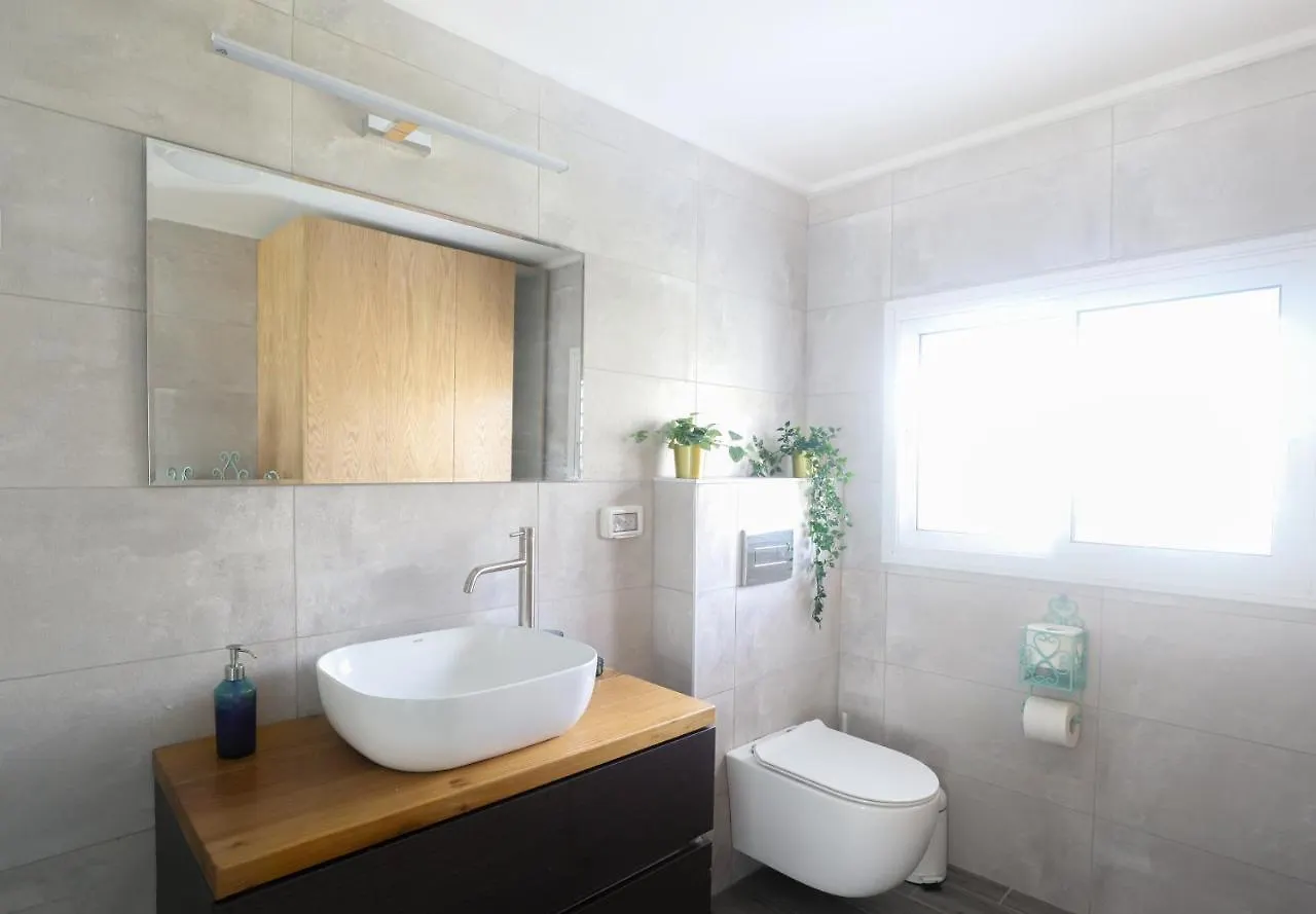 צימר על הים גקוזי ואירוח איכותי Oceanfront Beach House W Jacuzzi Хайфа Апартаменты