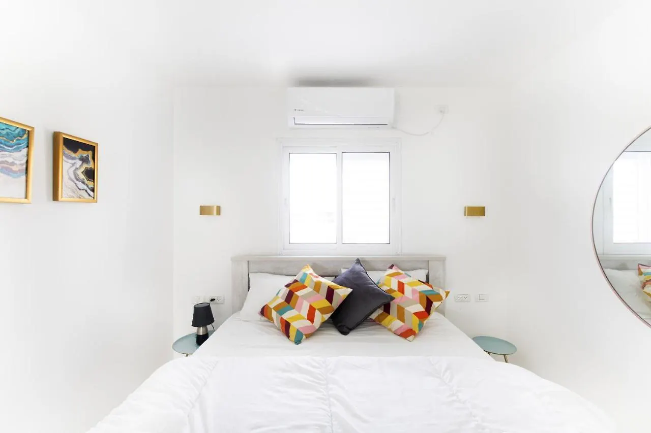 Апартаменты צימר על הים גקוזי ואירוח איכותי Oceanfront Beach House W Jacuzzi Хайфа