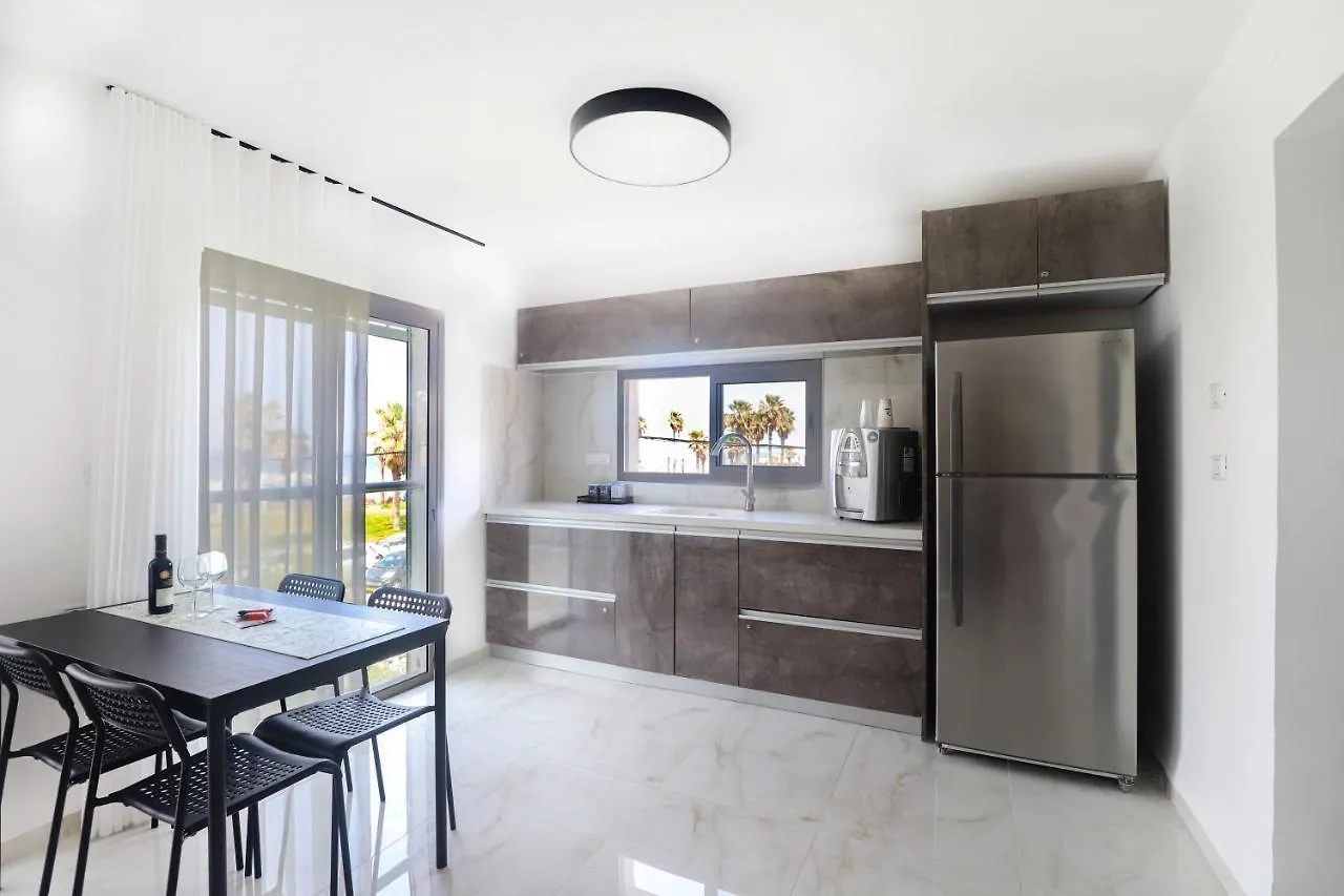 צימר על הים גקוזי ואירוח איכותי Oceanfront Beach House W Jacuzzi Хайфа 0*,