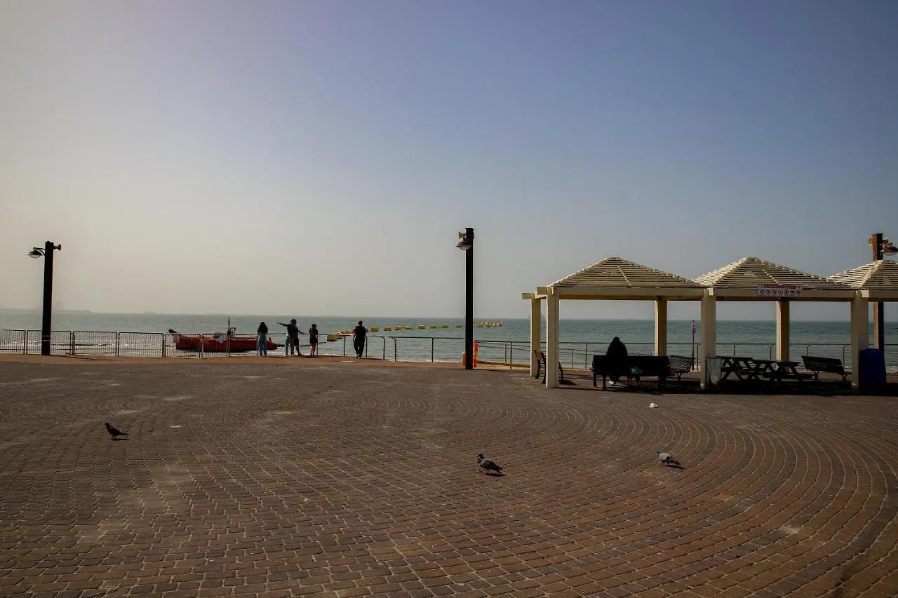 צימר על הים גקוזי ואירוח איכותי Oceanfront Beach House W Jacuzzi Хайфа 0*,  Израиль