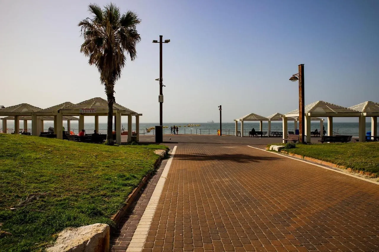 צימר על הים גקוזי ואירוח איכותי Oceanfront Beach House W Jacuzzi Хайфа Апартаменты