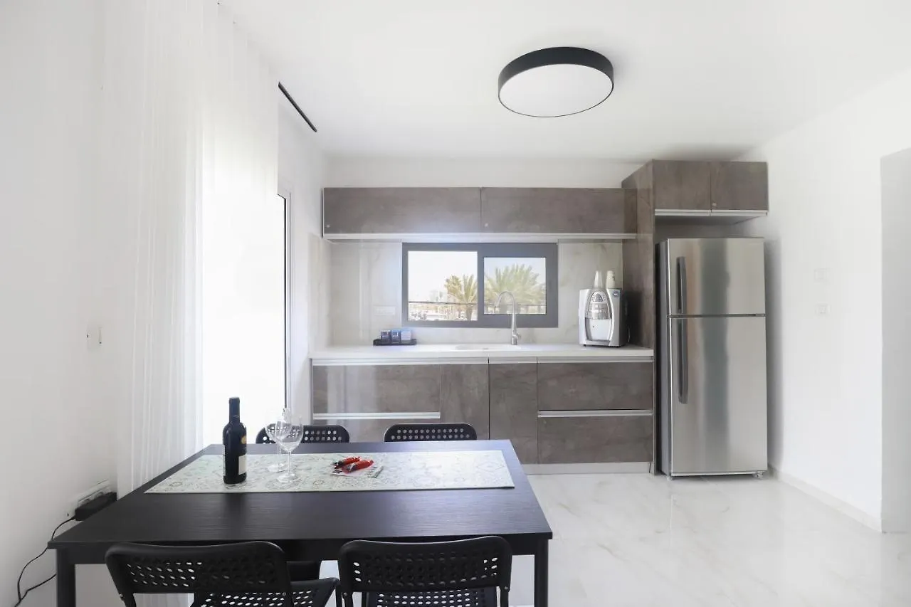 Апартаменты צימר על הים גקוזי ואירוח איכותי Oceanfront Beach House W Jacuzzi Хайфа Израиль